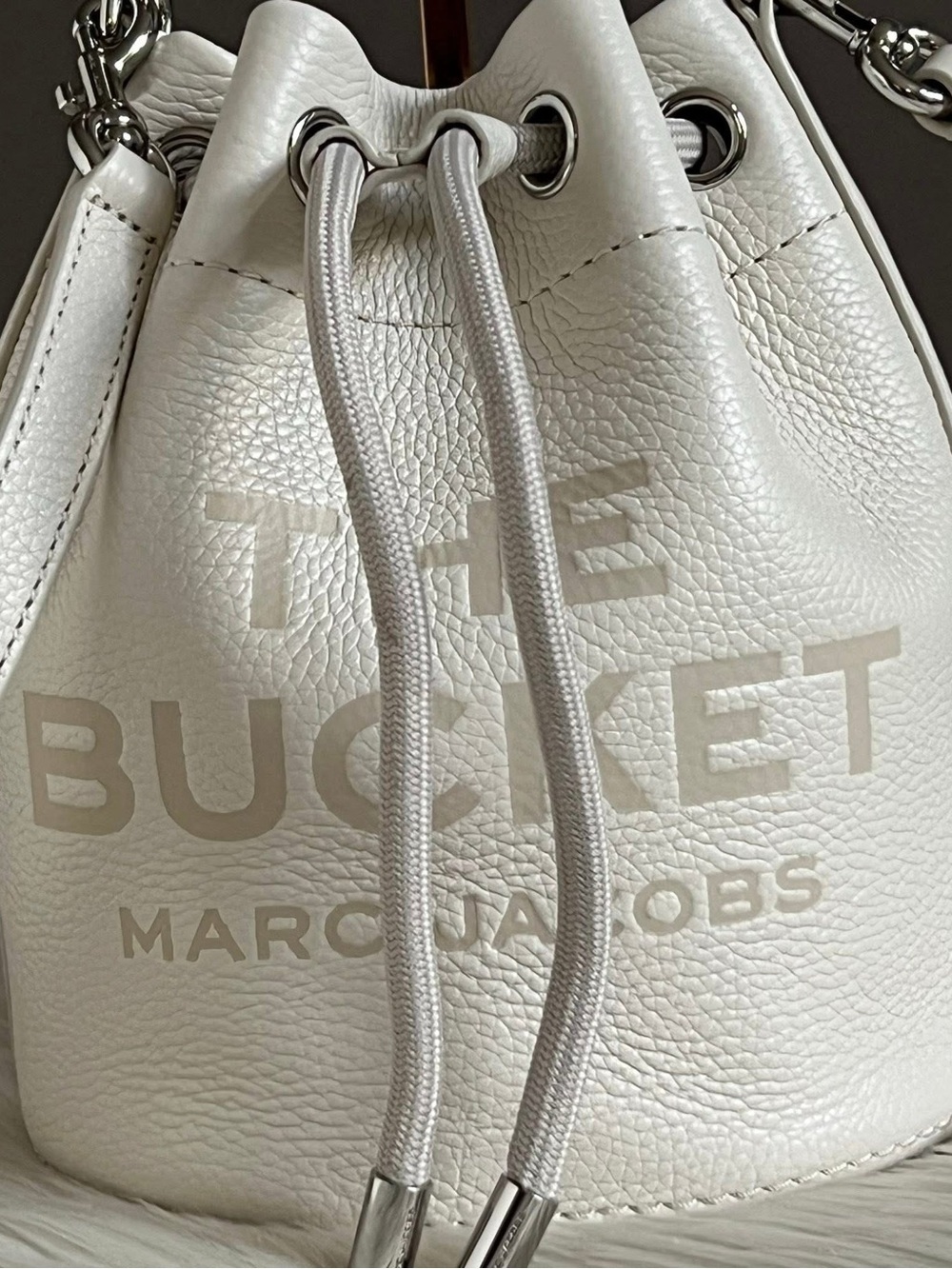 H652L01PF22 - Marc Jacobs The Leather Bucket Bag - Picture 4 of 16